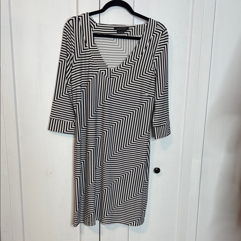 Vintage BCBGMaxAzria Black and White Zigzag abstract Dress - XL